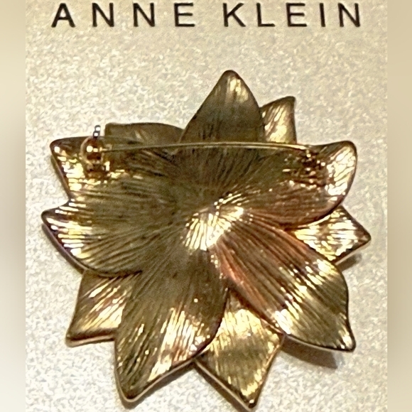 NIB Anne Klein gold-tone pavé enamel Christmas Holiday poinsettia pin brooch - Picture 4 of 6